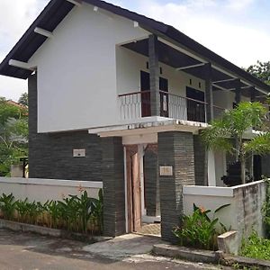 Hotel Oyo Danawa House Denpasar Exterior photo