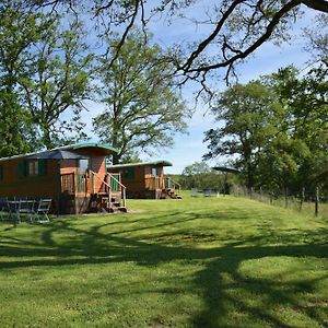 Bed and Breakfast Les Roulottes Des Ris Vallon-en-Sully Exterior photo