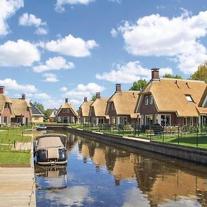 Atmospheric Villa With Nice Garden In A Holiday Park At The Water In Friesland Idskenhuizen Exterior photo