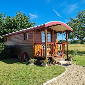 Bed and Breakfast Roulotte Esmeralda: Sejour Insolite Au Coeur De La Nature, Climatisee, Parking Prive, Pret De Velos - Fr-1-590-502 Bonnee Exterior photo