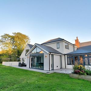 Villa Stunning Large House In Green Dunmow Felsted Exterior photo