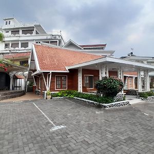 Villa Hobbit Pasuruan Exterior photo