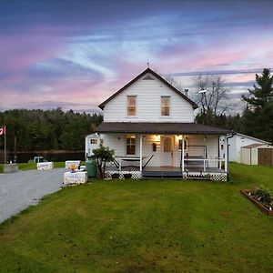 Villa Snugly Valley -Waterfront At North Frontenac Near Bon Echo Ompah Exterior photo