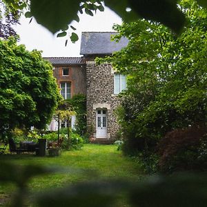 Bed and Breakfast Maison D'Hotes La Bien-Aimee Montrevault Exterior photo