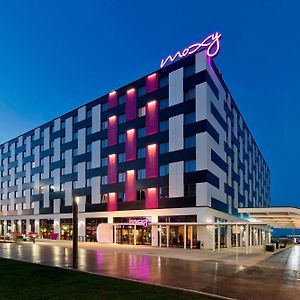 Hotel Moxy Wien Airport Schwechat Exterior photo