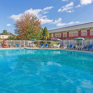 Hilltop Inn & Suites Yonkers Exterior photo