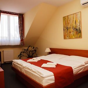 Lipa Hotel Es Etterem St. Gotthard Room photo