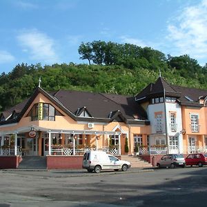 Hotel Galcsik Fogado Salgótarján Exterior photo