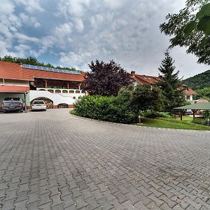 Hotel Hetenyi Apartmanhaz Es Birtok Mecseknádasd Exterior photo