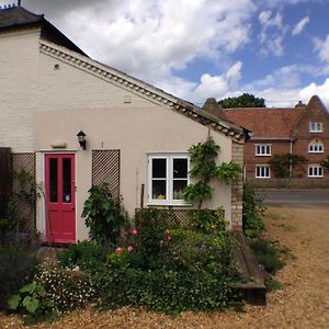 Over Studio Apartment Exterior photo