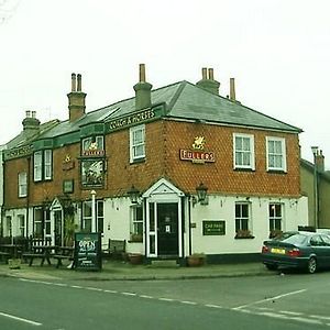 Hotel The Coach And Horses Chertsey Exterior photo