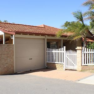Villa Geraldton Luxury Retreat 2 With Free Streaming Exterior photo