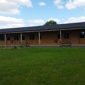 Motel Cowbridge Cabins Exterior photo