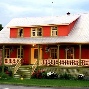 Bed and Breakfast Gite De La Baie Hatee Le Le Bic Exterior photo