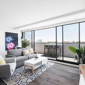 Spacious Urban Oasis Apartment With City Views By Ready Set Host Melbourne City Exterior photo