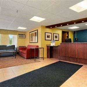 Hotel Super 8 Milwaukee West Wauwatosa Interior photo