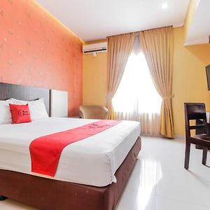 Hotel Reddoorz At La Mega Near Pasar Pagi Cirebon Exterior photo