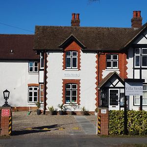 Villa Verde Gatwick Horley Exterior photo