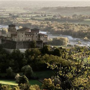 Gasthaus La Locanda Del Borgo Torrechiara Exterior photo