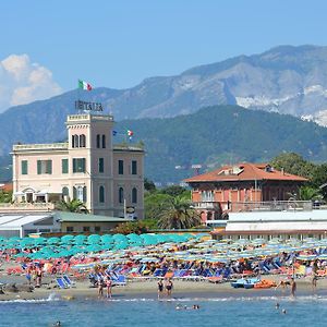 Hotel Italia Marina di Massa Exterior photo