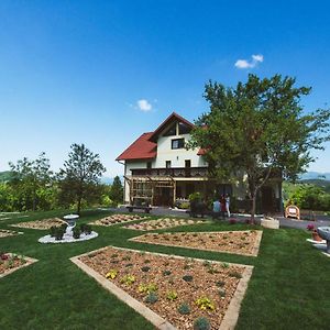 Bed and Breakfast Adventure Farm Store Exterior photo