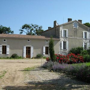 Bed and Breakfast Domaine Les Galards Le Garde Exterior photo