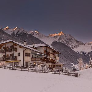 Berghotel Johanneshof Antholz Mittertal Exterior photo