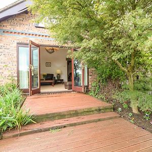 Villa Frog Meadow Barn Biddulph  Exterior photo