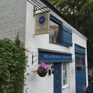 Bed and Breakfast Vinegar Hill Pottery Lymington Exterior photo