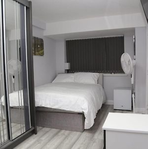 A A Guest Rooms Nightingale Chalet London Exterior photo