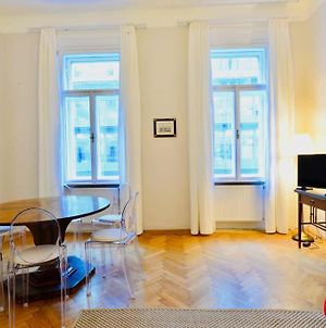 Beautiful Viennese Flat In The City Centre Exterior photo
