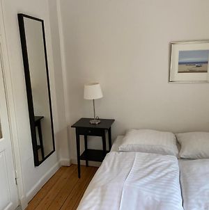 1-Bedroom Apartment In Elegant Osterbro Kopenhagen Exterior photo