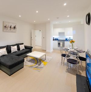 Modern Apartment In Centre Of St Albans - Close To London Heathrow Airport & Luton Airport - Short Walk To St Albans City Centre, St Albans Cathedral, Train Station, 15Mins Drive To Harry Potter World - Free Super-Fast Wifi, Free Allocated Parking Exterior photo