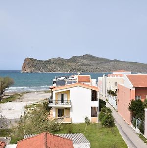 Manos Beachside Apartments Agia Marina Exterior photo