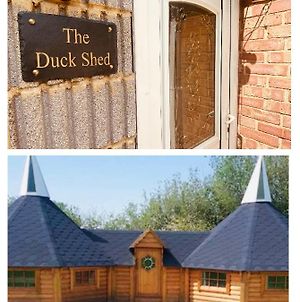 Hotel 1 Miniature Wooden Oast House Or 1 Separate Contained Duck House Ash  Exterior photo