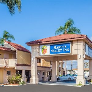 Super 8 By Wyndham Oceanside Marty'S Valley Inn Exterior photo