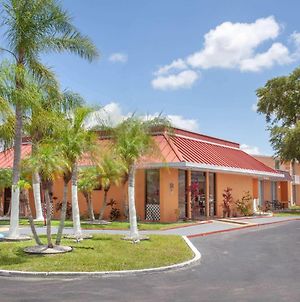 Stayable Suites Kissimmee East Exterior photo