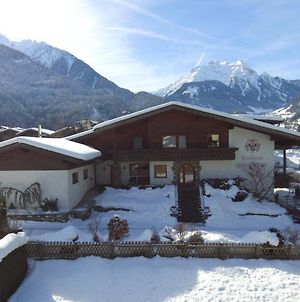 Hotel Landhaus zum Griena Mayrhofen Exterior photo
