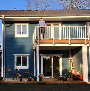 Gemütliche Wohnung mit Sonnenterrasse im blauen Holzhaus Husum Exterior photo