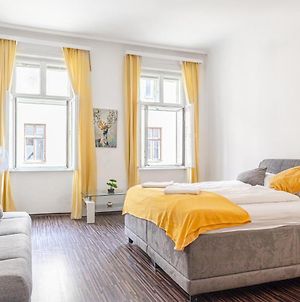 Vivid King Bed Apt - 12 Minutes From City Center Wien Exterior photo