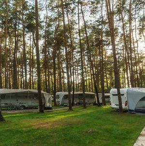 Hotel Urlaub im Wohnwagen mitten im Wald Lutow Exterior photo
