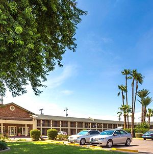 Hotel Howard Johnson By Wyndham Scottsdale Old Town Exterior photo
