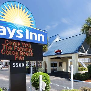 Days Inn By Wyndham Cocoa Beach Port Canaveral Exterior photo