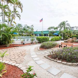 Hotel Wyndham Garden Fort Myers Beach Exterior photo