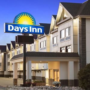 Days Inn By Wyndham Calgary Northwest Exterior photo
