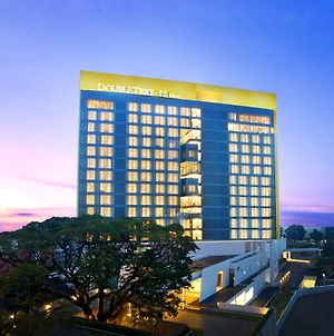 Hotel Doubletree By Hilton Jakarta - Diponegoro Exterior photo