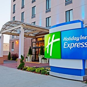 Holiday Inn Express Brooklyn New York Exterior photo