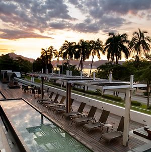 Ramada By Wyndham Acapulco Hotel & Suites Exterior photo