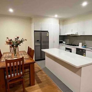 Spacious & Sunny 2Br With Garage,11 Min To Airport Melbourne City Exterior photo