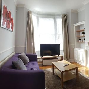 Ferienwohnung London. Gorgeous 2 Bed Flat Near Olympic Park. Exterior photo